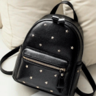 Mochila de polipiel tachas estrellas doradas